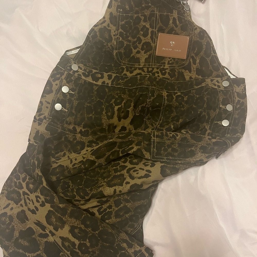 Brand new, they’re too big for me. Let me know if you have any questions.